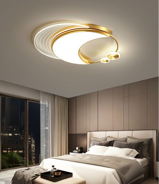 Phòng ngủ với đèn mâm LED hình vầng trăng và rèm cửa